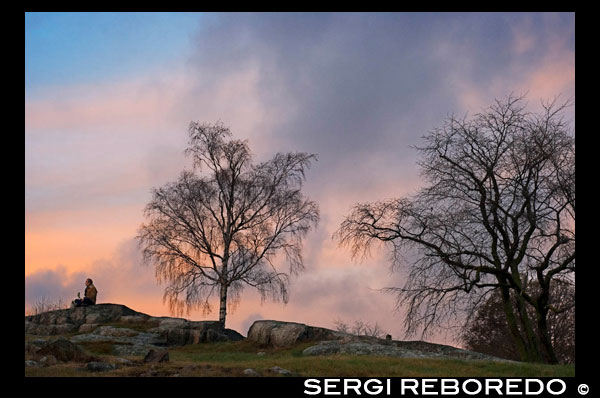 The sunsets from the south of Helsinki, in Kaivopuisto leave no one indifferent. Kaivopuisto offers several acres of parks, both plain and on the cliffs. The park also includes remains of stone fortifications built in the 18th century. Every summer, thousands of Helsinkians reached Kaivopuisto sunbathing, having picnics, or to keep the sport. The highest hill in the park is an outstanding environment for all facilities during the winter. The height of popularity in Vappu Kaivopuisto day (May 1), immediately after the celebration of Walpurgis Night unprecedented in the center of the city. In Vappu, Kaivopuisto is packed with tens of thousands of Helsinkians, who come to picnic with friends and family. Fancy costumes, loud music, and excessive consumption of alcohol is routine Vappu a picnic. It is customary for all attendees who have graduated from the Finnish matriculation examination to bring the student cap at the picnic. A yellow cap student is taken as a sign of prestige. Since mid-1970, it has been common to hold a few concerts in the park during the summer, with classical music, but more often the pop and rock music, and usually with Finnish artists. Kaivopuisto kaivohuone also includes a famous restaurant and nightclub dating back to the 1830s, and the Great Bear Observatory.