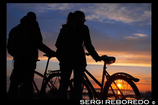 Muchas gente se acerca en bicicleta a la colina de Kaivopuisto, al sur de Helsinki para disfrutar de una inolvidable puesta de sol. Kaivopuisto (sueco Brunnsparken) es uno de los parques más antiguos y más conocidos en el centro de Helsinki, Finlandia, y también una zona de unos 500 habitantes, donde se ubica el parque. Kaivopuisto ofrece varias hectáreas de parques, tanto en terreno llano, y en los acantilados. Cada verano, miles de Helsinkians llegado a Kaivopuisto para tomar el sol, tener un picnic, o para la realización de eventos deportivos (...) 