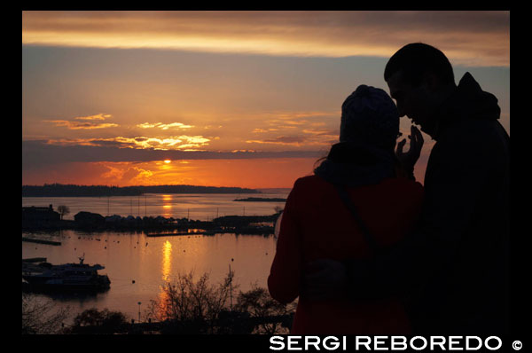 Some couples enjoy in Kaivopuisto Hill, south of Helsinki an unforgettable sunset. Kaivopuisto (in Finnish), Brunnsparken (in Swedish) is one of the oldest parks and more known in the center of Helsinki, Finland, and also an area of ??about 500 inhabitants where the park is located. Kaivopuisto offers several acres of parks, both plain and on the cliffs (...)