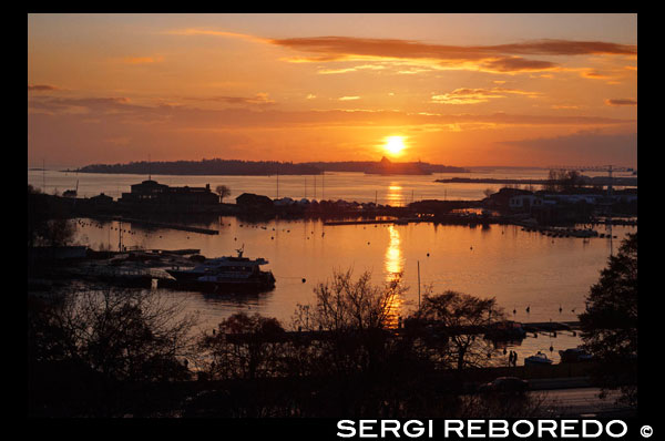 Muchas personas se acercan a la colina de Kaivopuisto, al sur de Helsinki para disfrutar de buenas vistas y de una inolvidable puesta de sol.  El parque más antiguo en el centro de Helsinki Acantilados, hermosos jardines, el agua y el sol, incluso una antigua fortaleza, son tantas razones para visitar Parque Bien de Helsinki (Kaivopuisto). Y no se lo puede perder: el parque pone en el corazón de la ciudad, y es destino favorito de picnic de Helsinki en el verano. En Vappu día (1 de mayo) Well Park (Kaivopuisto) recibe su mayor multitud: vestido con ropas de lujo, los residentes y los turistas vienen aquí a celebrar, beber, cantar, escuchar los conciertos en vivo en el parque. Los inviernos son también muy divertido, sobre todo en el mayor parque de la colina, que es una pendiente favorito para todas las instalaciones. 