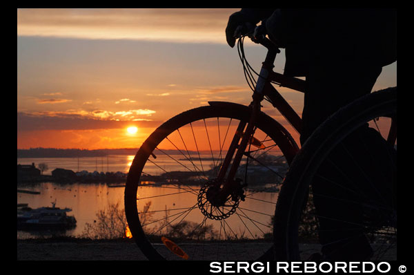 L'antic parc de Kaivopuisto sol ser visitat amb bicicleta o caminant sobretot al vespre, ja que ofereix bones vistes i d'una inoblidable posta de sol. Hèlsinki és una ciutat bastant verda amb molts parcs i entre ell és dels més populars és el Kaivopuisto voltant Ullanlinna turó (Ullanlinnanmäki). Es tracta d'un antic parc, amb el Kaivohuone restaurant i club nocturn que data de 1830 i el petit observatori al cim del turó fins a 1926. És popular durant tot l'any, amb dies de camp i de la vida-park a l'estiu i baralles trineu i la neu a l'hivern. L'alçada de la popularitat Kaivopuisto és encara en les celebracions del dia dels estudiants de Vappu de maig la primera. Tot el parc (de diverses hectàrees) llavors s'omplen de pícnic de l'estudiant i el flux de vi escumós. Durant l'estiu també hi ha sempre almenys diversos concerts i altres esdeveniments al parc. El petit barri porta el nom del parc es compon principalment de les antigues viles de la noblesa russa de la dècada de 1800. Molts d'ells són ara les residències dels ambaixadors estrangers a Finlàndia. També va ser aquí on l'estadista i heroi de guerra finlandès Mannerheim CG va viure la seva residència i ara alberga el Museu Mannerheim El barri és també la llar de la catedral catòlica de la ciutat, la Catedral de Sant Enric. El parc i el barri pertanyen a Ullanlinna districte al sud d'Hèlsinki juntament amb Eira, Kaartinkaupunki, Punavuori, Munkkisaari, les illes i Ullanlinna adequat i com Kaivopuisto barri és bastant petita, molts pensen que és, o pensar-hi com una part de Ullanlinna.