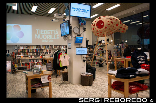 La botiga Tiedettä Nuorille és un exemple de com es pot combinar una botiga de roba, una cafería, una botiga de souvenirs, llibreria i cafeteria i tot això amb el més pur estil avantguardista que un pugui imaginar. Està situada al carrer Aleksanterinkatu. Per a una població petita com és la finlandesa, la proporció de dissenyadors és immensa. Des dels nadons en el disseny del segon mil · lenni, als quals "El Fòrum de Disseny de Finlàndia" no només els està donant una oportunitat, sinó que els encoratja i els ajuda oferint espai i publicitat, fins els grans com ara Aalto o Marimekko, on Jacqueline Kennedy es va comprar 7 modelets en els anys 60, o Aleksi Perala dissenyador de la famosa Iittala i creador del Ote, nou vidre de Iittala qui opina que l'haver crescut en un lloc on falta el color i on la natura és supèrbia l'ha ajudat a trobar el seu propi llenguatge i filosofia i manté que el "lloc al món" al qual ell i els joves creatius finlandesos pertanyen és una eina indispensable per a la creació.