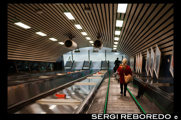 Un dels accessos al metro de Hèlsinki. La ciutat de Hèlsinki és la capital i ciutat més important de Finlàndia. Com a part del transport públic, Hèlsinki compta amb un sistema de Metro (tren subterrani metropolità - Hèlsinki Metro) compost per 1 línia i 17 estacions. Alhora, com a complement té un sistema de tramvies i una xarxa de trens suburbans. Al voltant de 60 milions de passatgers el transiten a l'any. El Metre d'Hèlsinki (en finès Helsingin metro ia suec Helsingfors metre) és el sistema de metre utilitzat a la ciutat de Hèlsinki, i actualment és l'únic sistema de metre a Finlàndia. El sistema va ser obert al públic en general el 2 d'agost de 1982, després de 27 anys de planificació. És el metre més septentrional del món, i en el moment de la seva obertura va ser també el metre més curt al món. És operat per Transport de la Ciutat d'Hèlsinki (HKL). El sistema manté una senzilla línia ahorquillada amb 16 estacions, amb una longitud total de 22,1 km. Serveix principalment als suburbis de l'est, però també és usat com a mitjà de transport dins del centre d'Hèlsinki. Segons estadístiques de HKL, el nombre total de passatgers supera els 50 milions anualment. Data d'Obertura: Es va inaugurar el 3 agost 1982 Conegut amb el nom de: Metro Lloc Web Oficial: hel.fi / hkl Telèfon: +358 (09) 010 0111 Longitud total de la xarxa viària: 21 km Quantitat d'estacions: 17 Nombre de línies: 1 - Línia 1 d'estació Ruoholahti i dos ramals: estació Mellunmaki i estació Vuosaari - 17 estacions Estacions més importants: estació Rautatientori, és l'estació central de trens i alhora estació de metro. Quantitat de passatgers a l'any: 57 milions (2006) Freqüència: cada 5 minuts. Horaris de funcionament: de 5:30-11:30 pm de dilluns a dissabtes, els diumenges de 6.30 am a 30/11 pm. Tarifes (2013): Les butlletes individuals a Hèlsinki (transferències permeses dins d'1 hora) 2,80 € (nens € 1,40), disponibles en els autobusos i tramvies. Bitllets pagats per avançat € 2,20 i 1,10 € resp. a les màquines expenedores, bitllet de tramvia prepagament € 2 (a les màquines expenedores). Bitllets de tramvia li dóna dret a viatjar en les rutes de tramvia (transferència a un altre tramvia permet dins d'1 hora). Bitllet senzill (pagat pel telèfon mòbil) € 2,20. Els bitllets individuals a la regió metropolitana (Hèlsinki, Espoo, Vantaa i Kauniainen): bitllet d'anada regional € 4,50 (adults), 2,30 € (nens). Els bitllets es venen pels conductors d'autobús. Les transferències permeses dins de 80 minuts de l'hora impreses en el bitllet en entrar). De càrrega d'un sol entrades de dia Hèlsinki interna i targetes regionals per a adults i nens estan disponibles durant 1-7 dies. Les targetes es venen, per exemple, en el punt d'atenció al client del transport de la Regió d'Hèlsinki (Rautatientori estació de metro), R-quioscos, de Stockmann i Hèlsinki City Tourist & Convention Bureau. Hèlsinki interna bitllet: per exemple, l'entrada d'adult per a un dia costa € 8, per 2 dies 12 €, per a 3 dies € 16; respectivament els nens € 4, € 6 i € 8. Bitllet Regional (Hèlsinki, Espoo, Vantaa i Kauniainen): Per exemple l'entrada d'adult per a un dia costa 12 €, per 2 dies 18 €, per a 3 dies € 24; nens 6 €, 9 € i 12 € respecrtively.