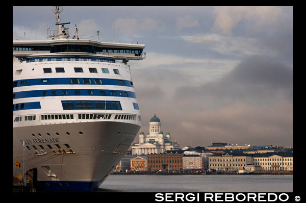 Des del embarcador de creuers de Olympia (Olympialaituri) parteixen molts dels creuers pel mar Bàltic. La Terminal Olympia està localitzada al moll sud i des d'ella parteixen els ferries de la línia Silja cap Estocolm, Suècia. De la Terminal Makasiini, la Terminal Kanavaranta i la Terminal Länsi parteixen els ferries que van a Tallin, Estònia. La Terminal Hansa localitzada al moll nord, opera ferries amb destinació a Alemanya. Port de Hèlsinki: Tel +358 (0) 9 173 331, Fax +358 (0) 9 1733 3232 La companyia Superfast Ferries realitza 6 sortides setmanals durant tot l'any des Rockstock fins Hanko. Venda de bitllets a Espanya: Viatges Montesol, C / Berlin, 16. Barcelona. Tel 934.910.460. Si decideix arribar fins a Suècia amb cotxe, aquí podeu agafar un ferri de les dues princiaples companyies marítimes que operanen Estocolm. Són Viking Line i Silja Line, amb arribades diàries a Hèlsinki i Turku. Venda de bitllets a Espanya:-Viking Line Sweden: Danvik center, Hästholmsvagen 28, ES-13130 ??Nacka. Tel +46 (0) 8 452 4100, Fax +46 (0) 8 452 4110-Viking Line Spain: Discover the world Màrqueting, Barcelona. Via Augusta 42-44, 1 º 4 ª. Tel 932.171.559, Madrid: C / Ortega i Gasset 68, 1 º C. Tel 915.639.307. -Silja Line Sweden: Positionen 8, 11574 Stockholm. Tel +46 (0) 8 666 3330, Fax +46 (0) 8 611 9162-Silja Line Spain: Catai Tours i Latitud-4. -