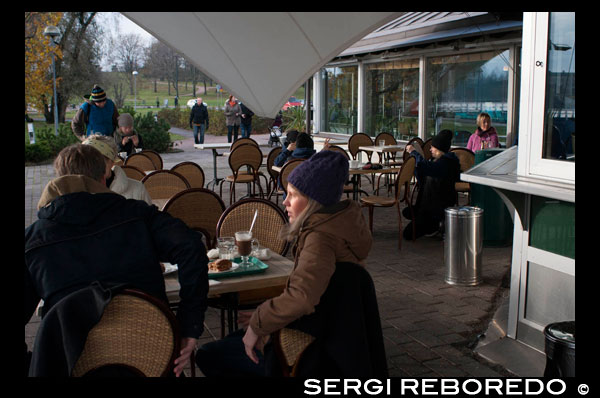 La terrassa del cafè Úrsula és una de les més sol · licitades de la ciutat, està situada als voltants de l'antic parc de Kaivopuisto i és un dels millors llocs on gaudir dels últims rajos de sol de la tarda. KAIVOPUISTO PARK El major atractiu d'aquest parc, situat al sud d'Hèlsinki, són les seves vistes al mar obert. De fet, per a molts locals és la més bonica de totes les àrees verdes de la ciutat, fins i tot més que Central Park. Aquí es es van construir els edificis més bonics de Hèlsinki, molts dels quals avui s'han convertit en les seus d'algunes ambaixades. Submergeix-te en la bellesa de la zona, on es troben edificis com el Ursa Observatory, fins a sortir a la mar i veure la quantitat de velers que atraquen al lloc. Aquí és parada obligada el Cafè Ursula, on has prendre una fumejant tassa de cafè amb llet i una típica pasta de canyella.? '