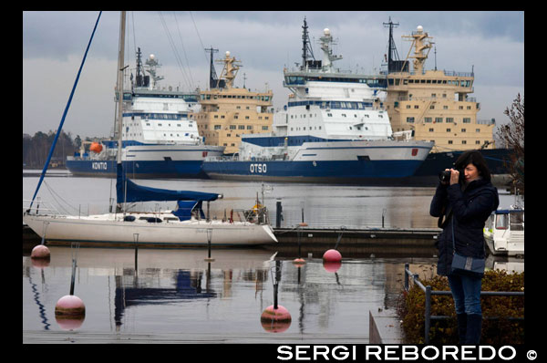 Icebreakers fleet moored in the harbor of Helsinki. More than 80 percent of Finland's foreign trade is conducted through shipping, and in winter, merchant ships rely heavily on the help of icebreakers to direct them safely into port. Finland has approximately 1,500 kilometers of coastline on the Baltic Sea and 60 ports. The Baltic is almost an inland sea and its northern part is frozen during winter. In a hard winter, possibly even all the sea freezes, although this rarely happens. But even if the predictions about global warming have modified the icing on the Baltic, any change would occur slowly. So, without Finnish icebreakers, much of the winter would stop navigation. The icebreaker fleet, operated by Finstaship, consists of nine ships: Botany, Fennica, Nordica, Otso, Kontio, Urho, Sisu, Apu (no data if you are still in service) and Voima. MVS botany? Call sign: Ojak? Gross Tonnage: 6370 tons? Length: 97 m. ? Beam: 24.3 m. ? Draft: 8,5 m. ? Year built: 1998? Power: 10 MW? Offshore Speed: 16 knots. Ice speed, thickness 60 cm: 8 knots. ? Fennica / NORDICA (twins)? Length: 116.0 m. ? Beam: 26.0 m. ? Draft: 8,4 m. ? Year Built: 1993/1994? Power: 15 MW offshore Speed: 16 knots. ? Kontio / OTSO (twins)? Length: 98.6 m. ? Beam: 24.2 m. ? Draft: 8,0 m. ? Year Built: 1986/1987? Power: 15 MW offshore Speed: 18.5 knots. ? SISU / URHO (twins)? Gross Tonnage: 7525 tons? Length: 106.6 m. ? Beam: 23,8 m. ? Draft: 8,3 m. ? Year Built: 1975/1976? Power: 16.2 MW? Crew: 33? Offshore Speed: 18.5 knots speed with ice thickness 80 cm, 8.5 knots? Voima? Call sign: OHLW? Length: 83.5 m? Beam: 19.4 m? Draft: 7.0 m? Year built: 1979? Power: 10.2 MW offshore Speed: 16 knots