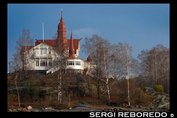 Algunas de las casas que rodean la Bahía de Töölönlahti.  El parque alrededor de la bahía de Töölönlahti comienza en el corazón de Helsinki. Los jardines de invierno, cientos jactancia de las plantas, se encuentra en el extremo norte de la bahía. Casas de madera a lo largo de las costas son un recordatorio de la historia de Helsinki. La bahía de Töölönlahti es un tesoro especialmente para los observadores de aves. 