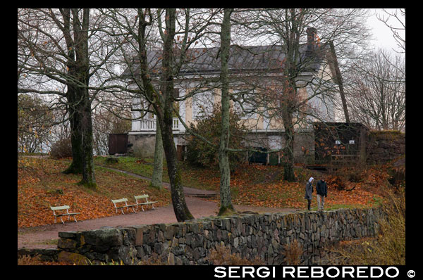 Algunas de las casas de los habitantes de la isla de Suomenlinna (Sveaborg). Suomenlinna (en finés), o Sveaborg (en sueco), es una fortaleza construida sobre seis islas, en Helsinki, la capital de Finlandia. Forma parte del Patrimonio de la Humanidad de la Unesco y es un lugar muy turístico. Su nombre original fue Sveaborg (castillo sueco), los finlandeses lo cambiaron por Suomenlinna (castillo finlandés) por razones patrióticas, aunque tanto los suecos como los finlandeses de lengua sueca lo siguen conociendo por su nombre original. Suecia comenzó a a construir la fortaleza en 1748, como medida de protección contra el expansionismo de la Rusia Imperial. El responsable de la fortificación fue Augustin Ehrensvärd. El plan original estuvo influido por los preceptos de Vauban, el ingeniero militar más importante de su tiempo. Además de la isla-fortaleza, fortificaciones mirando al mar desde el continente aseguraban que un enemigo no pudiera atracar en una playa. El plan de defensa incluía el almacenamiento de municiones para el contingente finlandés del Ejército y la Marina suecos. Durante la Guerra de Finlandia, la fortaleza se rindió a Rusia el 3 de mayo de 1808, facilitando la ocupación de Finlandia por las fuerzas rusas en 1809. Durante la guerra civil finlandesa en 1918, el castillo se empleó como campo de prisioneros de guerra por los guardias rojos. Hoy en día, Suomenlinna es también un barrio de Helsinki de carácter excepcional, con unos 850 habitantes y 350 puestos de trabajo (que aumentan en verano, por su atracción turística). 