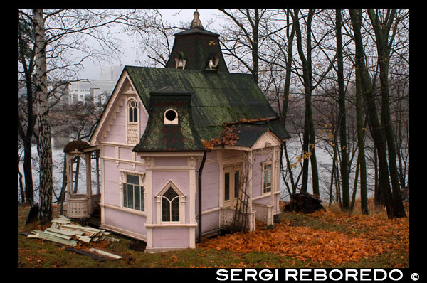 Una de las viejas villas en Linnunlaulu situadas en la parte Noroeste de la Bahía de Töölönlahti.  La bahía Töölö y sus alrededores forman uno de los lugares más famosos e importantes de Finlandia. Algunas de las principales vistas de la ciudad y los parques más hermosos se funden aquí para crear un paisaje encantador. Si te paseas por la bahía desde la carretera de Linnunlauluntie por los trayectos de las vías, lo primero que verás serán las viejas villas en Linnunlaulu. Casas románticas de madera se alinean con las calles y un sendero arenoso te conduce hacia un parque. A la derecha está la calle Helsinginkatu, en la cual del otro lado se encuentra el jardín Invernal de la ciudad. Disfruta de la vista de la fuente de la bahía, y la casa de Opera y la sala Finlandia al otro lado, en el grandioso parque Hesperia. 