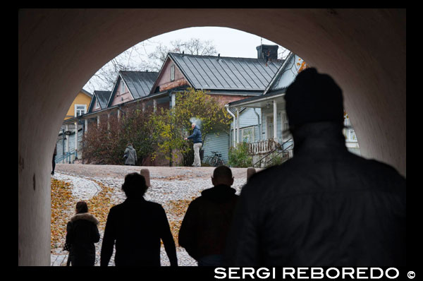 Túnel d'entrada des de l'embarcador a l'illa de Suomenlinna (Sveaborg). En considerar l'illa de Suomenlinna part de la ciutat de Hèlsinki, es pot viatjar-hi prenent un ferri habitual (uns 4 € anada i tornada). Durant l'escassa mitja hora que dura el trajecte, es poden veure altres illes més petites amb enigmàtiques cases solitàries, a vista de la badia de Hèlsinki. La plaça on es troba un mercat sami i paradetes de souvenirs. Suomenlinna és un grup d'illes unides per ponts, molt important per als finlandesos. Aquí es va forjar part de la història d'Hèlsinki: el 1748 els suecs van construir aquesta fortalesa inclosa en el Patrimoni Mundial de la Humanitat per defensar-se dels russos, encara que a aquests poc els va obstaculitzar la fortalesa per vèncer-los. Com a curiositat, abans es deia Viapori (fortalesa sueca) i actualment el seu nom és Suomenlinna (fortalesa finlandesa), des que Finlàndia es va independitzar de Rússia. El lloc està ple de túnels, amb parets de pedra d'un gran gruix i petites finestres, totes les illes estan emmurallades per evitar què els exèrcits enemics poguessin situar-se en alguna altra illa i atacar des d'aquí. Els canons apunten en totes les direccions i es pot veure que no van escatimar en la seva mida. Cada canó té la seva pròpia armeria que són les cases estil Hobbit que veuen a la foto, avui en dia es pot fer de tot aquí fer un pícnic, nedar a la platja o simplement fer una migdiada als jardins. És un barri sense pavimentar i amb cases estil nòrdic, envoltat per aigua. A prop del pont que uneix les dues illes principals, Iso Mustasaari i Susisaari hi ha el centre de visitants de la Cambra de l'Inventari, on faciliten informació turística i plànols, i organitzen visites guiades a peu a l'estiu. El mateix edifici alberga el Museu de Suomenlinna, on s'explica la història de l'illa.