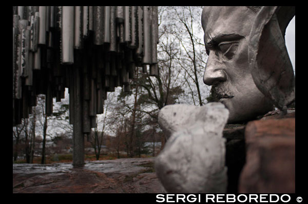 El monumento a Sibelius en Helsinki.  En Helsinski una de las visitas de todos los turistas es el Monumento de Sibelius, una obra de arte de la escultora finlandesa Eila Hiltunen en honor del compositor de la misma nacionalidad Jean Sibelius (1865-1957). Es especialmente visitada por los finlandeses, obvio, ya que aquí se recuerda el valor de un hombre que se rebeló contra el régimen soviético convirtiéndose en un símbolo del patriotismo finlandés y la lucha por la independencia de este país. La obra escultórica fue encargada por el gobierno de Finlandia a la muerte del artista y está construida con caños de acero. Cuando fue construida muchos ciudadanos pensaron que se trataba de cañerías pero la escultora ideó una obra de forma vertical con algunos niveles desiguales, como un viejo órgano de iglesia, y a su lado coloca la escultura de la cabeza del artista. ¿Si existe alguna relación entre la música de Sibelius y la obra? Pues no, pero cuando cae la noche y los vientos helados empeizan a soplar sobre los bosques y los lagos de la zona, esta obra de metal comienza a vibrar de una forma única, musical, casi como el violín de Sibelius. Hasta aquí llegan turistas y ciudadnos solos o grupos en visitas guiadas. El monumento está en el Parque Sibelius, cerca de la costa oeste de Helsinski y puede llegarse hasta él caminando por la calle Sibeluis. 