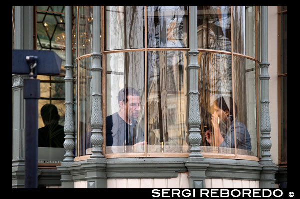 Una pareja comiendo en el Restaurante Havis Amanda, uno de los más prestigiosos de Helsinki.   El Havis Amanda es considerado como el más antiguo y uno de los más prestigiosos restaurantes de mariscos en Helsinki. Se encuentra junto al puerto y la plaza del mercado, en el corazón del centro histórico de la ciudad. Havis Amanda ha atraído a fanáticos de mariscos desde 1973 y desde entonces se ganó una reputación de uno de los mejores lugares especializados en este campo. El agradable restaurante ofrece una gran variedad de platos de mariscos - desde nuestra propia y única peces de agua dulce para gustos más exquisitos y los mariscos exóticos. Una colección cuidadosamente compilada de vinos de todo el mundo para completar esta experiencia gastronómica. 