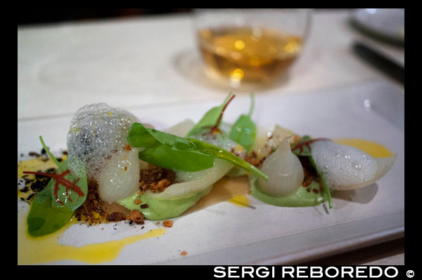 "Onion and sorrel" un dels deliciosos plats que ens ofereix el restaurant SPIS d'Hèlsinki. Finlàndia, l'únic país nòrdic genuïnament agrícola, uneix coneixements de la cuina russa i de països de l'est, a més de seus propis, ingredients típics de Finlàndia i difícils d'aconseguir fora de les seves fronteres, i una mentalitat orientada cap al disseny que posen a Finlàndia al centre de la nova cuina nòrdica. Hèlsinki, Capital Mundial del Disseny 2012, sempre s'ha caracteritzat per l'aire innovador que l'envolta i en aquests últims anys, un bon nombre joves xefs apassionats per la cuina nòrdica i pels ingredients locals, han establert els seus propis restaurants a Hèlsinki. El disseny també es pot trobar en el menjar i més encara en un plat amb ingredients típics de la gastronomia nòrdica tradicional. Hèlsinki és una ciutat compacta, que es pot recórrer fàcilment a peu. Això fa perfecta la combinació de la gastronomia local amb el turisme tradicional o de compres. Així, al passeig per la capital finlandesa, val la pena visitar algun d'aquests nous restaurants com el Juuri, famós per les seves Sapas, cosa que podria equiparar-se a les nostres tapes, però a l'estil nòrdic. http://www.juuri.fi/en/. Un altre d'aquests nous restaurants imprescindibles per conèixer la cuina nòrdica de qualitat és el restaurant Olo. Des que va obrir les portes el 2006 no deixa de rebre excel · lents crítiques, que van culminar amb una estrella Michelin el 2011, i ja se li coneix com el "aristòcrata" de la cuina escandinava. http://www.olo-ravintola.fi/en/home.html Per a aquells que prefereixin cuinar amb productes locals finlandesos de qualitat, el Eat & Joy és el lloc perfecte per obtenir-los i el seu bar de llet un lloc que val la pena visitar. http://eatandjoy.fi/eatjoy-farmers-market-and-eatjoy-kluuvi-market-hall Per aquells interessats, a més, hi ha empreses amb anys d'experiència en el seu sector, que es dediquen a realitzar tours gastronòmics per la capital que permeten combinar l'experiència gastronòmica amb la visita de la ciutat. Per més informació: www.foodsightseeing.com