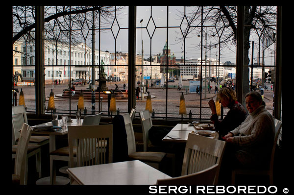 Interior del Restaurante Havis Amanda, uno de los más antiguos y prestigiosos de Helsinki, sobretodo en pescado y marisco.   Llamado así por la estatua heroica mujer (la Havis Amanda) que está a pocos pasos de la entrada, esta taberna de lujo es el restaurante más fino mariscos en Helsinki. Al otro lado del bulevar de la Plaza del Mercado, que tiene techos abovedados cubiertos con frescos náuticas y un sentido de calma atractiva sólidamente establecida y el bienestar. Establecida en 1973, y después de haber trasladado a su sede actual en 2004, el restaurante se enorgullece de servir mariscos principalmente de Finlandia. Dependiendo de la temporada, podrá disfrutar de delicias como la sopa de percha con un crepe relleno de la perca, el atún asado con aguacate y cítricos, que brillan frito pescado blanco preparado a fuego abierto con un puré de guisantes y salsa de zanahoria y lasaña de setas con perejil salsa. Cambios postre con el capricho del jefe de cocina, pero podría incluir un consomé de fresa con salsa de fresa con sabor a Pernod. El servicio es impecable. 