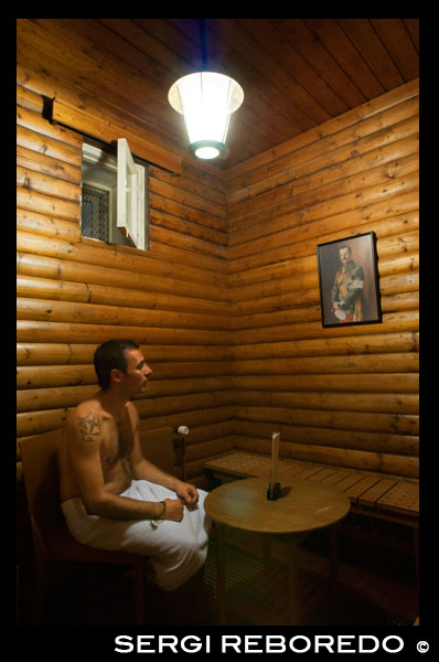 Helsinki. Sauna interior de la piscina de Yrjonkatu (Yrjönkadun Uimahalli, Yrjonkatu 21b, teléfono 09 310 8740 1) Por otra parta en el centro de la ciudad de Helsinki está la piscina llamada Yrjönkatu. Aquí los trajes de baño son opcional y podrás meterte con o sin ellos. Además hay secciones unisex y también para hombres o mujeres. Los finlandeses tienen la característica de disfrutar mucho del calor y de la humedad y hay un promedio de un sauna por hogar en los que suelen sentarse a debatir y hablar con amigos. En Helsinki está el Sauna Kotiharju que se trata del único sauna público de toda la ciudad que todavía se calienta con una estufa a leña y uno de los pocos lugares en los que tranquilamente podrás bañarte junto a otras 30 personas sin absolutamente ninguna prenda. Pero este no es el único lugar donde podrás quedarte sin ropa, porque también hay unas cuantas playas nudistas de las cuales podrás disfrutar. Una de ellas es la Playa Pihlajasaari que queda cerca de la ciudad de Helsinki y está ubicada en una isla. Aquí vas a poder disfrutar de una playa nudista unisex perfecto para tomar sol pero demasiado rocosa como para bañarse. También cerca de Helsinki queda Seurasaari pero aquí no vas a poder mezclarte con gente de tu sexo opuesto porque las áreas de nudismo. 