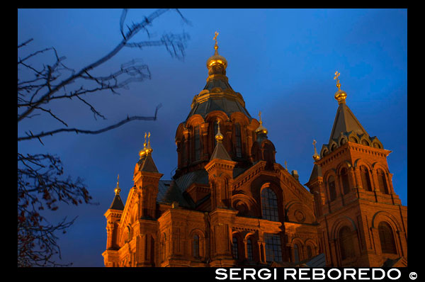 Helsinki. La Catedral ortodoxa de Uspenski.  La catedral ortodoxa de Helsinki (Uspenskin Katedraali), fue diseñada y construida en tiempos de la dominación rusa del área por el emperador Alejandro II de Rusia. Esta es una de las mayores catedrales ortodoxas de Europa y todo un símbolo arquitectónico de Helsinki. Este magnífico edificio en la colina de Katajanokka, ofrece unas fantásticas vistas de toda la ciudad de Helsinki. En su interior, está vestida al más típico estilo ortodoxo, por lo que cuenta con impresionantes lámparas, espectaculares bóvedas y una magnífica colección de iconos religiosos ortodoxos.  Puntos de interés de Helsinki: Catedral de Helsinki (Storkyrkan) Museo de Arte Contemporáneo, conocido como Kiasma Museo de Bellas Artes de Helsinki, en Tennispalatsi Salón Municipal de Bellas Artes Museo Nacional, o Kansallismuseo Edificio clásico de la Universidad de Helsinki La original iglesia Temppeliaukio, construida dentro de una roca Casa de la Ópera, una moderna construcción vanguardista Desde Helsinki se puede disfrutar de interesantes excursiones en los ferries que le llevan a las seis islas. Destacan Suomenlinna, un barrio muy peculiar de Helsinki, la antigua fortaleza de la ciudad y el castillo. La fortaleza es especialmente interesante, dado que ha sido declarada Patrimonio de la Humanidad. Transportes de Helsinki: Helsinki cuenta con un avanzado sistema de comunicaciones aéreas, terrestres, marítimas y férreas, pero la mejor manera de llegar a esta ciudad es en avión, a través del aeropuerto internacional de Helsinki-Vantaa. Una vez en la capital de Finlandia, se puede visitar el país en tren, autobús o barco para cortas distancias, pero para moverse dentro de Helsinki se recomienda usar el metro y tranvía. 