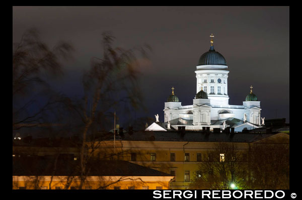 Helsingin tuomiokirkko o la Catedral de Hèlsinki va ser construïda per Carl Lugvig Engel sota l'administració russa el 1850. Renovada per Juha Leiviskä. A principis del segle XIX un incendi va destruir bona part del centre d'Hèlsinki i com a conseqüència, es va iniciar un procés de reconstrucció sota el mandat de l'Administració Russa, que després de diversos segles de disputes amb Suècia havia assumit el Ducat de Finlàndia el 1808. Una annexió que finalitzaria el 1917 amb l'esclat de la Revolució bolxevic i la proclamació de la independència de Finlàndia. La reconstrucció inclou el projecte de la nova plaça del Senat i de la Catedral Luterana. L'arquitecte alemany Carl Ludvig Engel, assumeix el mandat del projecte així com la construcció de la biblioteca i la universitat també situats a la plaça del Senat. La nova catedral, erigida en honor al tsar Nicolau I, s'emplaça en el lloc que ocupava la petita església Ulrika, en honor a la patrona de Suècia, de principis del s XVIII. El disseny original de Engel era eminentment neoclàssic i es basa en una creu grega-un espai central amb quatre braços d'igual longitud-. El resultat és una planta simètrica que repeteix la mateixa façana de columnates i frontó en els seus quatre costats. La cúpula de la coberta en bronze verd es va veure alterada després de la mort d'Engels el 1840, quan Ernst Lohrmann assumiria la direcció i afegiria quatre petites torres voltes als costats, així com un campanar i les estàtues de zinc dels apòstols a la coberta . A l'auster interior destaca l'altar i el púlpit dissenyats per Engel, així com l'ombrívola atmosfera generada amb la cúpula del cafè. La cripta, a la qual s'accedeix des d'un carrer posterior, va ser renovada en els anys 80 per allotjar esdeveniments i exposicions per Juha Leiviskä i Vilhelm Helander. Helsingin tuomiokirkko o la Catedral de Hèlsinki va ser construïda per Carl Lugvig Engel sota l'administració russa el 1850. Renovada per Juha Leiviskä. A principis del segle XIX un incendi va destruir bona part del centre d'Hèlsinki i com a conseqüència, es va iniciar un procés de reconstrucció sota el mandat de l'Administració Russa, que després de diversos segles de disputes amb Suècia havia assumit el Ducat de Finlàndia el 1808. Una annexió que finalitzaria el 1917 amb l'esclat de la Revolució bolxevic i la proclamació de la independència de Finlàndia. La reconstrucció inclou el projecte de la nova plaça del Senat i de la Catedral Luterana. L'arquitecte alemany Carl Ludvig Engel, assumeix el mandat del projecte així com la construcció de la biblioteca i la universitat també situats a la plaça del Senat. La nova catedral, erigida en honor al tsar Nicolau I, s'emplaça en el lloc que ocupava la petita església Ulrika, en honor a la patrona de Suècia, de principis del s XVIII. El disseny original de Engel era eminentment neoclàssic i es basa en una creu grega-un espai central amb quatre braços d'igual longitud-. El resultat és una planta simètrica que repeteix la mateixa façana de columnates i frontó en els seus quatre costats. La cúpula de la coberta en bronze verd es va veure alterada després de la mort d'Engels el 1840, quan Ernst Lohrmann assumiria la direcció i afegiria quatre petites torres voltes als costats, així com un campanar i les estàtues de zinc dels apòstols a la coberta . A l'auster interior destaca l'altar i el púlpit dissenyats per Engel, així com l'ombrívola atmosfera generada amb la cúpula del cafè. La cripta, a la qual s'accedeix des d'un carrer posterior, va ser renovada en els anys 80 per allotjar esdeveniments i exposicions per Juha Leiviskä i Vilhelm Helander.