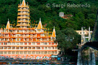 Trayanbakshwar TempleShri Trayanbakshwar temple va ser construït per l'organització de la Kailashanand Guru. Rishikesh és una ciutat santa pels hindús situat als contraforts de l'Himàlaia al nord de l'Índia a l'estat indi de Uttaranchal. Rishikesh és també coneguda com a 'terra dels Rishi.