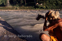 1,5 kilómetros de Uttarkashi. Situado en Hari Parvat en la orilla opuesta del Bhagirathi desde el centro de la ciudad; Kuteti Devi es la deidad principal de Kot Gram Khai, en Uttarkashi. La leyenda dice que Kuteti Devi es un Avtar (reencarnación) de Durga. Este templo fue construido por la hija del Maharajá de Kota y su esposo (Raja Banswala) en el lugar donde se descubrieron tres piedras con un aroma celestial, como guiado por la Devi, en sus sueños. El proyecto Maneri-Bhali, que suministra 93 MW de potencia de Uttarakhand, está situado en la margen izquierda del Bhagirathi, cerca de Uttarkashi. Aproximadamente 13 km aguas arriba de Uttarkashi es el pueblo de Maneri. Aquí, un lago - de un color increíblemente hermosa y clara que refleja las coníferas que rodea - ha sido formado por la represa del Bhagirathi, lo que se está convirtiendo en una atracción turística popular. Hay camping aquí en las orillas del río. hairon Chowk está considerado como uno de los más antiguos sitios de Uttarkashi. Fue mencionada por los textos antiguos como "Chamala ki Chowri en relación con Barahat-Uttarkashi 's antiguo nombre. Chamala ki Chowri su nombre a un árbol de Champa, que se utiliza para crecer aquí y el Chowk se utiliza para mantener los consejos de aldea, y para los peregrinos que se reúnen aquí y orar antes de emprender el difícil viaje a pie hasta Gangotri.