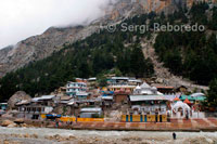 Gangotri, la fuente del Ganges (Ganges) Río y el asiento de la diosa Ganga, es uno de los cuatro sitios de Char Dham peregrinaje de la India. Gangotri se puede llegar en un día de viaje de Rishikesh, Haridwar o Duhn Dehra, o en dos días a partir de Yamunotri. Más popular e importante de su sitio de la hermana, al este; Gangotri También se puede acceder directamente en coche y autobús, lo que significa que ve muchos más peregrinos. Un pequeño pueblo de casas de huéspedes y restaurantes sirve a la comunidad peregrina. Deberes rituales son supervisados por la familia de Semwal pujaris. La ceremonia Aarti en el Gangotri es especialmente impresionante, como es el templo, un asunto señorial que se sienta en los bancos de la prisa Ganga (Ganges). Peregrinos, aventureros pueden realizar una caminata durante la noche 17 km al Gaumukh; la fuente real del Ganges.