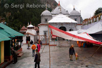 Gangotri es el más alto y el más importante templo de la diosa Ganga. Gangotri es un pequeño pueblo en torno al templo de la diosa Ganga Gangotri. El actual templo de Gangotri fue construido por Amar Singh Thapa; General Gorkha en el siglo 18. El origen del río Bhagirathi, Gaumukh glaciar de Gangotri está 18 km y hay que cubrir la distancia a pie. Gangotri ofrece vistas panorámicas de terrenos escarpados, que brota el agua del río Bhagirathi y picos nevados. El lugar tiene gran importancia entre los hindúes. Gangotri permanece abierto desde mayo y se cierran el día del festival de Diwali. templo de Gangotri permanece cerrado durante los inviernos en la región es propensa a fuertes nevadas. Gangotri está situado a una altitud de 3; 048mts sobre el nivel del mar en el distrito de Uttarkashi de Estado Uttarakhand. Situado a orillas del sagrado río Bhagirathi, Gangotri es uno de los Char Dham de Uttarakhand. Sumergido Shivling: Hay una roca natural Shivling en Gangotri sumergida bajo el agua que se puede ver fácilmente cuando los inviernos son en su camino como el nivel de agua disminuye durante ese tiempo. De acuerdo a los mitos y leyendas este era el lugar donde el Señor Shiva sentado cuando recibió Ganga en sus cabellos enmarañados. Cristina Silvente Iris Reboredo