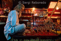 Venedor en Mansa Devi Temple. Per visitar el temple, els pelegrins han de seguir una cua per al 'darshan' de la Deessa. Mansadevi es diu que han nascut de la ment de Sant Kashyap. Ella és considerada com l'esposa de Nag Raja Vasuki. Aquest temple és un dels temples més importants del nord de l'Índia. Mansa Devi és un dels famosos Peethas Siddh (Sants Llocs, on els desitjos es compleixen), juntament amb Chandi Devi i Maya Devi a Haridwar. La gent sol vincular les discussions sobre un arbre sagrat que es troba en els voltants del temple demanant a la Deessa per complir els seus desitjos. En el compliment dels desitjos, la gent ve a deslligar els fils d'un mateix arbre, un cop més. El temple és de gran importància per als seguidors de l'hinduisme. Un pot tenir una vista panoràmica de Haridwar des de dalt de Bilwa Hill.