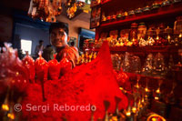 Vendedor en Mansa Devi Temple. Mansa Devi es uno de los templos más populares y visitados de Haridwar, Uttaranchal. El templo está dedicado a Mansa Devi, una forma de Shakti (energía). Situado en la parte superior de Bilwa Parvat (Hill); Mansa Devi Temple se puede llegar tomando los autobuses locales, o mediante la contratación de rickshaws de Haridwar. Con el fin de llegar a la cima de la colina, uno puede ir para practicar el senderismo o teleférico. Mansa Devi Temple es un antiguo templo que atrae a personas de ambos lejos y de cerca debido a su importancia. Se cree que la diosa cumple todos los deseos de un devoto sincero. En realidad, Mansa, la expresión es la forma modificada de "Mansha 'palabra, que significa" deseo ". En la parte superior de la colina, hay muchas tiendas donde los cocos, frutas, guirnaldas de caléndulas y varitas de incienso están disponibles. Estas cosas son ofrecidos a la diosa. 