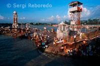 Uno de los sitios más famosos y visitados de Haridwar, Har ki Pauri es considerado como uno de sus cinco principales lugares sagrados. Ganga Aarti lleva a cabo en el ghat de la tarde, después del atardecer. Un grupo de brahmanes tienen gran incendio cuencos en la mano y ofrecer a sus mantras sagrados de río Ganges; Shiva - el dios hindú de la destrucción; Surya - el Dios Sol y el Universo entero. Los devotos luego ofrecer flores y lámparas de barro - diyas - al río Ganges, a fin de pagar por lo que respecta a sus antepasados en el cielo. El escenario en Har ki Pauri en el momento de Ganga-Aarti es fascinante. Har Ki Pauri es el lugar donde el néctar divino cayó del celestial Kumbh. El Kumbh Mela se celebra aquí (la última celebrada en 1998, el próximo en 2010). El río sagrado Ganges, entra Brahmakund de un lado y sale por el otro. Aunque el agua aquí es de alrededor de la cintura, uno tiene que ser muy cautelosos mientras se baña en el Ghats puesto que el flujo es rápido y veloz. Las cadenas y los carriles se han proporcionado para permitir a los devotos para tomar en forma segura mientras toman un baño sagrado. templos famosos - Ganga Mandir y Mandir Haricharan también se encuentran aquí. Har Ki Pauri debe su nombre a los pies (Pauri) del señor (Hari). Vishnucharanpaduka; las huellas del Señor, se cree que se imprima en la pared bajo las aguas del Ganges aquí y con la guía de un sacerdote, también es posible que le toque. 