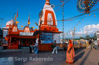 Un dels llocs més famosos i visitats de Haridwar, Har ki Pauri és considerat com un dels seus cinc principals llocs sagrats. Har ki Pauri sempre està plena de devots i sacerdots, oferir oracions al Déu Sol i el sagrat Ganges. Aquest lloc és la destinació perfecta per a les persones profundament enamorat de la religió, la filosofia i l'espiritisme. La fira auspicis dels hindús, el Kumbh Mela, se celebra a Har ki Pauri, després cada 3 anys. Aquest ghat sagrada va ser construït a la vora del Ganges, pel rei Vikramaditya, en la memòria del seu germà Bhartrihari. Har ki Pauri és famós per Ganga Aarti, un ritual sagrat d'oferir oracions al Ganges. Ganga Aarti porta a terme en el ghat de la tarda, després del capvespre. Un grup de bramans tenen gran incendi bols a la mà i oferir als seus mantres sagrats de riu Ganges, Shiva - el déu hindú de la destrucció; Surya - el Déu Sol i l'Univers sencer. Els devots després oferir flors i llums de fang - diyas - al riu Ganges, a fi de pagar pel que fa als seus avantpassats al cel. L'escenari a Har ki Pauri en el moment de Ganga-Aarti és fascinant.