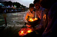 Haridwar es famoso por su Ganga Arati, adoración de Ganga Maiya, celebrada noche en Har-ki-pari Ghat. Todas las noches, (a excepción de un corto período de tiempo durante el verano, cuando el ghat se limpia y repara;) miles de devotos y peregrinos se reúnen alrededor de una hora antes del atardecer. A medida que el cielo comienza a oscurecerse; bañarse devotos y diyas oferta (de hojas barcos con llamas alcanfor) hasta el río. Los cantos se reproducen por medio de altavoces, como Sri Hanuman Chalisa y otros, como la energía espiritual sigue creciendo. Entonces, al igual que la oscuridad desciende, numerosos sacerdotes, (he contado hasta 16); salir de la antigua Mandir Ganga llevar enormes llamas lámparas de ghee. Parece como si se están llevando a fogatas en sus manos! La canción Ganga arati se juega por los altavoces mientras que todos los miles de peregrinos se unen en el canto y la ola sacerdotes sus lámparas de fuego a Ma Ganga, descendiendo a descremada sólo la superficie del agua: "Om Jai Ganga Mata / Jai Maiya Mata Ganges! " La vibración espiritual y elevación de la conciencia que se siente es simplemente indescriptible. Usted sólo tendrá que ir allí y sentirlo por ti mismo! En pocos minutos el Arati ha terminado y dispersses todos - hasta la madrugada siguiente.  A partir de Haridwar, el Ganges entra en las llanuras y su viaje se hace hasta cierto punto sosegado y agrícola. En este trayecto parte del Ganges es desviado por un canal hasta su afluente Yamuna. Entretanto circula entre majestuoso y menestral por 500 kilómetros hasta Kanpur, una ciudad de Uttar Pradesh plagada de industrias y comercios. Poco después de Kanpur entra victorioso en la gran ciudad de Allahabad, refundada por el emperador mogol Akbar en 1583, aunque a los hinduistas les gusta más llamarla con su antiguo nombre de Prayag. Hay quienes consideran a este sitio como el más santo por confluir ahí el Ganges, el Yamuna y el Saraswati, el río invisible que puede haber existido o no, o seguir fluyendo subterráneamente como se ilusionan los fieles. El caso es que esa confluencia, llamada Triveni, marca el lugar exacto donde bañarse y para muchos es el sitio que mejor produce la liberación del continuo renacer.