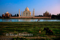 Taj Mahal en el río Yamuna, Agra, India El Taj Mahal es un mausoleo situado en Agra, la India, construido por el emperador mogol Shah Jahan en memoria de su esposa favorita, Mumtaz Mahal. El Taj Mahal es considerado el más bello ejemplo de arquitectura mogola, estilo que combina elementos del persa, otomano, India, y los estilos arquitectónicos islámicos. En 1983, el Taj Mahal se convirtió en la UNESCO Patrimonio de la Humanidad y fue citado como "la joya del arte musulmán en la India y uno de los universalmente admirado las obras maestras del patrimonio de la humanidad." 