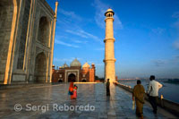 El Taj Mahal es un complejo del mausoleo construido por Shah Jahan (reg. 1628-1658) en memoria de su esposa favorita, Arjumand Banu Begam (d.1631), mejor conocida por su título de Mumtaz Mahal, o bien, el exaltado de el palacio. " La construcción del complejo comenzó poco después de la muerte de Mumtaz, y fueron las cuentas de este proceso popularizado por los viajeros extranjeros que visitaban las cortes mogoles. La fama de la tumba aumentado enormemente después de la ocupación británica de la India en el siglo 18. El complejo del Taj Mahal está organizado en un rectángulo, que mide aproximadamente 310 x 550 metros. Se compone de una serie de edificios y estructuras, todo funcionando juntos como el monumento funerario de Mumtaz Mahal. Desde el sur, la primera parte del complejo se compone de un bazar (ex); las puertas de la estación de servicio y la entrada, la segunda parte consiste en un gran jardín y los pabellones de jardín; axialmente dispuestos a lo largo de una terraza frente al río con las tres estructuras principales: la mezquita , el mausoleo y el mihmankhana (literalmente, "casa de huéspedes", probablemente utilizada como un salón de actos). 