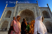 El Taj Mahal és un complex del mausoleu construït per Shah Jahan (reg. 1628-1658) en memòria de la seva esposa favorita, Arjumand Banu Begam (d.1631), millor coneguda pel seu títol de Mumtaz Mahal, o bé, l'exaltat de el palau. "El complex va ser planejat sobre la base d'una unitat anomenada un gas, aproximadament 32 polzades (81,28 cm). Múltiples d'aquest" gas "unitat s'utilitza en tot el complex del Taj Mahal. En general, el complex s'organitza en tres places disposades linealment modulars, cada un 374 de gas per cada costat, o 374 de gas d'ample per 1, 122 de gas de llarg. l'caravanserrall (Taj Ganj) i l'estació de servei d'entrada (jilaukhana) àrees s'organitzen en un mòdul de 17 de gas, mentre que a la zona de la porta d'entrada (i-Darwaza rauza) a la terrassa davant del riu, el complex segueix un mòdul de 23 de gas. Aquest jilaukhana de 17 mòduls de gas multiplicat per 22 = 74 de gas (l'amplada del complex). l'caravanserrall mesures 416,5 gas de longitud, o de gas 17 x 24,5, i el jilaukhana mesures 153 de gas, de gas o de 17 x 9. el jardí es divideix en 23 x 16 a gas, i la terrassa davant del riu mesures de 138 per 23 x 6 a gas. Aquests mòduls de gas es presten a una disposició axial, amb una jerarquia en cascada: cada edifici del complex és més organitzat en una xarxa de petits basats en el mòdul de gas. Per exemple, la mesquita i mausoleu mihmankhana es basen en una quadrícula de 7 a gas, mentre que la gran porta (Darwaza rauza-i) es basa en una quadrícula de 3 de gas. Aquesta xarxa de funcions no només en el pla, però també en l'elevació.