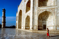 The Taj Mahal complex was planned on the basis of a unit called a gaz; approximately 32 inches (81.28 cm). The Taj Ganj market aligned on axis with the southern entrance gate of the Taj complex once served as a vital part of the entire complex. From present images it is difficult to see that this market; irregular in appearance; was once a busy marketplace and caravanserai. A small-scale bazaar; it was incorrectly referred to as 'Tage Gunge' or 'Tadgundy' by foreign travelers. This bazaar was a shopping district in the 1640s; but due to a decline in trade; it lost its prominence by the 1650s; nevertheless; it was still functioning when the first colonial travelers arrived in the region. In contrast to the formal organization of the Taj complex; this bazaar is now a mix of residences and commercial establishments; including small hotels and restaurants. The Taj Ganj area leads to the southern gate (Sidhi or Sirhi Darwaza) into the forecourt (jilaukhana) of the Taj Mahal complex; although the eastern (Fatehabadi Darwaza) and western (Fatehpuri Darwaza) gates of the jilaukhana are more frequently used by tourists. The latter two gates are identical; with central pointed-arch pishtaqs flanked by octagonal pilasters crowned with guldastas (ornamental flower pinnacles). The red sandstone parapet of the gateways contains multi-cusped crenellations carved in relief that contrast with the buff sandstone of the spandrels. True to the overall hierarchy of detail within the Taj Mahal complex; the inner walls of these gates; being closer to the mausoleum of Mumtaz Mahal; are more lavishly decorated than their outer faces. The southern gate is similar to the east and west ones in its verticality. Due to the natural gradient of the site; which slopes toward the riverbank; this gate lies 2.4 m above the ground elevation of the jilaukhana itself. Two bazaar streets begin at the east and west gates and lead to the jilaukhana. Formerly an integrated part of the complex; these bazaars contributed financially to the maintenance of the mausoleum. The bazaars consist of individual rooms (hujra) along an arcaded verandah of multi-cusped arches that are supported on slender columns. The stone overhangs (chajjas) projecting from this arcade are supported by voluted brackets. 