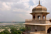 El Fort Vermell i el Taj Mahal tenir un testimoni excepcional i complementària a una civilització que ha desaparegut, el dels emperadors mogols. la història d'Agra es remunta a més de 2, 500 anys, però no va ser fins al regnat dels mogols que Agra es va convertir en més que una ciutat de província. Humayun, fill del fundador de l'Imperi Mogol, se li va oferir joies i pedres precioses per la família del Raja de Gwalior, una d'elles la famosa de Koh-i-Noor. L'apogeu d'Agra va arribar amb el regnat del fill de Humayun, Akbar el Gran. Durant el seu regnat, la part principal de la fortalesa d'Agra va ser construït. El Fort Vermell d'Agra és una poderosa fortalesa fundada el 1565 per l'emperador Akbar (1556-1605) en la marge dreta del riu Yamuna, sinó que es col · loca avui a l'extrem nord-oest dels jardins de Shah Jahan que envolten el Taj Mahal i clarament la forma, amb ells, una unitat monumental. Aquesta fortalesa abaluartada, amb murs de pedra arenisca de color vermell elevar per sobre d'una fossa i interromput per les corbes elegants i alts bastions, abasta dins dels seus murs de tancament de 2,5 km, la ciutat imperial dels governants Mogul. Igual que el Fort de Delhi, el de Agra és un dels símbols més evidents de la grandesa Mogul, que es va imposar en virtut d'Akbar, Jahangir i Shah Jahan. La paret té dues portes, la Porta de Delhi i la Porta d'Estimar Singh. L'entrada original i més gran va ser a través de la Porta de Delhi, que condueix al portal intern que s'anomena Hathi Pol o Porta de l'elefant. Però ara l'entrada de la fortalesa és només a través de la porta d'Estimar Singh. Agra està en l'estat d'Uttar Pradesh (Regió del Nord), a la vora del riu Yamuna, afluent del Ganges. La ciutat va ser fundada el 1505 pel sultà de Delhi, Sikander Lodi, sobre una antiga ciutat d'origen hindú.