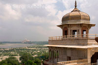 El Fuerte Rojo y el Taj Mahal tener un testimonio excepcional y complementaria a una civilización que ha desaparecido, el de los emperadores mogoles. la historia de Agra se remonta a más de 2, 500 años, pero no fue hasta el reinado de los mogoles que Agra se convirtió en más que una ciudad de provincia. Humayun, hijo del fundador del Imperio Mogol, se le ofreció joyas y piedras preciosas por la familia del Raja de Gwalior, una de ellas la famosa de Koh-i-Noor. El apogeo de Agra llegó con el reinado del hijo de Humayun, Akbar el Grande. Durante su reinado, la parte principal de la fortaleza de Agra fue construido. El Fuerte Rojo de Agra es una poderosa fortaleza fundada en 1565 por el emperador Akbar (1556-1605) en la margen derecha del río Yamuna, sino que se coloca hoy en el extremo noroeste de los jardines de Shah Jahan que rodean el Taj Mahal y claramente la forma; con ellos, una unidad monumental. Esta fortaleza abaluartada, con muros de piedra arenisca de color rojo elevarse por encima de un foso e interrumpido por las curvas elegantes y altos bastiones, abarca dentro de sus muros de cerramiento de 2,5 km, la ciudad imperial de los gobernantes Mogul. Al igual que el Fuerte de Delhi, el de Agra es uno de los símbolos más evidentes de la grandeza Mogul, que se impuso en virtud de Akbar, Jahangir y Shah Jahan. La pared tiene dos puertas, la Puerta de Delhi y la Puerta de Amar Singh. La entrada original y más grande fue a través de la Puerta de Delhi, que conduce al portal interno que se llama Hathi Pol o Puerta del elefante. Pero ahora la entrada de la fortaleza es sólo a través de la puerta de Amar Singh. Agra está en el estado de Uttar Pradesh (Región del Norte), a orillas del río Yamuna, afluente del Ganges. La ciudad fue fundada en 1505 por el sultán de Delhi, Sikander Lodi, sobre una antigua ciudad de origen hindú.