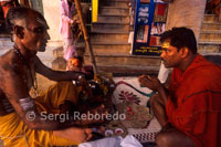 Varanasi sadhus. Mientras que los sadhus se puede dividir en un trillón de diferentes sectas, la mayoría podrá optar entre el dios Vishnu (el preservador) y Shiva (el destructor, y por lo tanto, el rejuvenecedor). Mientras que muchos seguidores de Vishnú las arreglan para encontrar razones para fumar charrus (hash) para la iluminación, es el último grupo que realmente tiene una excusa preparada. Shiva es generalmente representado meditando solo en el Himalaya; los ojos medio cerrados por los efectos de su hábito de hash. Como Dolf Hartsuiker dice en su libro autorizado sadhus, los hombres santos de la India "; Mitológicamente, charas está íntimamente relacionada con Shiva: lo fuma, que es perpetuamente intoxicado por ella, él es el Señor de Charas.", O como un sadhu jóvenes de menos elocuentemente, Shiva es un dios COOOOL;! Esta percepción va un largo camino para explicar la actitud permisiva del gobierno de la India hacia la marihuana y el hachís. Miles de viajeros descienden a la India cada año, algunos de ellos atraídos por el cannabis fáciles de conseguir y hash. Si bien la policía ha tomado medidas enérgicas en Goa, donde sólo los turistas extranjeros están participando, se quedan fuera del camino en otros lugares, especialmente en las zonas de peregrinación. Agotar la oferta de hachís y que tendrán algunos sadhus muy infeliz a tratar. Y puesto que los sadhus se cree que son los representantes de los dioses ... bueno, ningún policía hindú quiere estar en el Dios de la Destrucción. Así que al convertirse en parias sociales y marihuana fumar o charas, los sadhus puede afirmar que sólo están tratando de emular a Shiva. Si incluso el hombre más devoto hindú fueron a sentarse a hablar con un grupo de sadhus, no tendría más remedio que unirse si el Chillum llegaban a sus manos. Para rechazar la tubería sería dejar pasar la oportunidad, la obligación realmente, para compartir una experiencia sagrada con los ascetas.