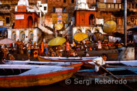 Ghat Dasaswamedh, famoso entre todos ghats de Varanasi. Entre todos los ghats de Varanasi, la más importante y piadosa es Dasaswamedh. Este ghat es de suma importancia. Aquí, el baño y la realización de diversos rituales que se supone que limpiar todos los pecados de una persona. El sol de la mañana estaba saliendo por encima del río Ganges como una bola de color carmesí grande. La atmósfera brumosa fue añadiendo glamour a la escena. El reflejo del sol naciente era cocer a fuego lento en la superficie del agua y el color de la luz poco a poco fue cambiando de color rosa claro, rosa, rojo carmesí y naranja y naranja profundo. Poco a poco, a medida que avancen el tiempo el color de la bola de energía solar también ha cambiado y también lo fue la temperatura de la atmósfera y las actividades en los ghats. Era la mañana de invierno en uno de los famosos ghats de Varanasi - la ciudad dice que es la más antigua y eterna, situado en el tridente del dios Shiva, los ghats de Varanasi (India) son los más llamativos y la gente de. todas las clases sociales, desde diferentes partes del mundo vienen aquí para solaz y disfrute de la belleza del lugar. Desde Rajghat a Assi los ghats en los ochenta en número y que se construyen a lo largo del río Ganges. Parece como si hubieran abrazado el río sagrado. Ganges en Varanasi fluye en una curva en forma de media luna. La media luna tiene un papel muy importante y piadosa en la mitología hindú, y esto es probablemente la causa de que el río Ganges tiene tanta importancia aquí. 