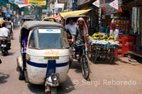 Varanasi és la ciutat més caòtica que mai he vist. Les vaques, rickshaws de bicicleta, autorickshaws, un bou, desborda els mercats de carrer i la granota de tant en tant tots lluiten pel seu poc d'espai a mesura que vagi sobre el seu dia. En retrospectiva, estic molt content d'haver esperat fins al final del viatge per veure a Varanasi, perquè no crec que hi pugui haver manejat quan vaig arribar per primera vegada. Tractar amb l'enorme massa de la humanitat i la bogeria a Varanasi, sense experiència prèvia en l'Índia hauria estat massa. Fins i tot amb el caos i la confusió, m'agradava explorar els carrers brunzit i prendre alguns retrats dels molts personatges interessants que vaig trobar. Aquesta galeria de fotos cobreix els aspectes més destacats de diversos dies i les nits boges en una de l'Índia (i del món), les ciutats més antigues i més sagrat.