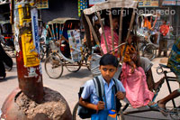 Varanasi o Benarés - cicle-rickshaws dominen els carrers al centre de la ciutat. Varanasi és una ciutat situada a la vora del riu Ganges a l'estat indi d'Uttar Pradesh, 320 quilòmetres (199 milles) al sud-est de Lucknow, capital de l'estat. És considerada com una ciutat santa pels budistes i jainistes, i és el lloc més sagrat al món en l'hinduisme (i el centre de la Terra en la cosmologia hindú). És una de les ciutats habitades més antigues del món i probablement la més antiga de l'Índia.