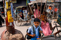 Varanasi o Benarés - ciclo-rickshaws dominan las calles en el centro de la ciudad. Varanasi es una ciudad situada a orillas del río Ganges en el estado indio de Uttar Pradesh, 320 kilómetros (199 millas) al sureste de Lucknow, capital del estado. Es considerada como una ciudad santa por los budistas y jainistas, y es el lugar más sagrado en el mundo en el hinduismo (y el centro de la Tierra en la cosmología hindú). Es una de las ciudades habitadas más antiguas del mundo y probablemente la más antigua de la India. 