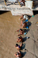 sadhus a la regió lumbar de safrà de color es pot veure l'acompliment dels seus rituals en les escales de la Ghat Dasaswamedha, el que es creu que és el lloc on el Senyor Brahma sacrificat deu cavalls en aquest Ghat pel que el Senyor Shiva tornaria del seu exili auto-imposat després de la la mort de la seva estimada esposa - Sati. Ghats abordats en el viatge en vaixell al matí inclouen Man Mandir Ghat que va ser construït pel Maharajà de Jaipur al segle 18 i els esports al Santuari Lluna Déu, i el Ghat Assi, on es creu que un bany sagrat per purificar la ment , cos i ànima a realitzar la veritable adoració. El vaixell d'esbarjo al riu Ganges també et porta en un viatge inoblidable a Barnasangam; Panchganga, Dattatreya, Kedar; Scindia i Ghats Harishchandra que tots es veuen gairebé iguals amb les imatges acolorides i les campanes dels temples sagrats dringadissa en el fons.