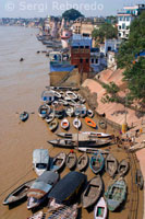 El Creuer Varanasi vaixell molt especial en Ganga Sant. Expressa de manera tan eloqüent per Scott, alba al riu Ganges és, en efecte màgic i té una qualitat mística al respecte. Les imatges vívides de sol sobre l'horitzó i l'augment de la ciutat de Varanasi per dormir amb el primer raig de la Transfix dg turistes internacionals i nacionals per igual. Els rituals i cerimònies de la vida i la mort; considera que les dues fases del viatge de l'ànima en l'hinduisme; durà a terme al costat dels altres. Hi ha pelegrins i devots que entrar a les aigües gelades del riu per banyar-se i rentar els seus pecats amb un bany sagrat al riu, i hi ha éssers propers i estimats dels difunts, que arriben a allunyar-se de les cendres després de la cerimònia de cremació amb l'esperança de la salvació de les ànimes dels seus dead.The passeig en vaixell al matí d'hora al llarg de les ribes del riu Ganges, s'ha convertit en un ritual modern d'edat va presentar a la ciutat per la indústria del turisme Varanasi. Vostè trobarà una sèrie de mariners en els ghats de Varanasi molt d'hora al matí. És aquí on es troba de viatge SA de TNS. molt útil per ajudar a gaudir del millor sense haver de fer malbé el bon humor Ltd. TNS Viatges característiques d'una hora dg sense problemes i agradable de luxe augment de creuers en vaixell per riu Ganges que et transportarà a un món totalment diferent.