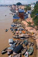 El Crucero Varanasi barco muy especial en Ganga Santo. Expresa de manera tan elocuente por Scott; amanecer en el río Ganges es, en efecto mágico y tiene una cualidad mística al respecto. Las imágenes vívidas de sol sobre el horizonte y el aumento de la ciudad de Varanasi para dormir con el primer rayo de la transfix dom turistas internacionales y nacionales por igual. Los rituales y ceremonias de la vida y la muerte; considera que las dos fases del viaje del alma en el hinduismo; llevará a cabo junto a los demás. Hay peregrinos y devotos que entrar en las aguas heladas del río para bañarse y lavar sus pecados con un baño sagrado en el río, y hay seres cercanos y queridos de los difuntos, que llegan a alejarse de las cenizas después de la ceremonia de cremación con la esperanza de la salvación de las almas de sus dead.The paseo en barco por la mañana temprano a lo largo de las orillas del río Ganges, se ha convertido en un ritual moderno de edad presentó a la ciudad por la industria del turismo Varanasi. Usted encontrará una serie de marineros en los ghats de Varanasi muy temprano en la mañana. Es aquí donde se encuentra de viaje SA de TNS. muy útil para ayudarle a disfrutar de lo mejor sin tener que echar a perder el buen humor Ltd.. TNS Viajes características de una hora dom sin problemas y placentera de lujo aumento de cruceros en barco por río Ganges que te transportará a un mundo totalmente diferente. 