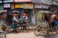 Varanasi o Benarés - ciclo-rickshaws dominan las calles en el centro de la ciudad. Varanasi, la ciudad santa de la India, es también conocido por el nombre de Kashi y Benares. Kashi, la ciudad de Moksha para los hindúes desde hace siglos, es conocida por sus finas sedas de calidad, "paan y la Universidad Hindú de Benarés y Avimukta de los días antiguos, Varanasi es el punto de peregrinación más popular para los hindúes. Una de las siete ciudades sagradas, de la ciudad de Varanasi es también uno de los Peethas Shakti y uno de los sitios de doce Jyotir Linga en la India. En el hinduismo se cree que los que mueren y son cremados aquí tener una puerta de enlace inmediato a la liberación del ciclo de nacimientos y partos de nuevo. Considerada como la morada del Señor Shiva, Varanasi está situado a orillas del río Ganges, que se cree que tienen el poder de lavar todos los pecados. Como expertos aquí le dirá; todo lo que es sacrificado y cantaron aquí o que figuran en la caridad cosecha sus frutos mil veces más que las buenas acciones realizadas en otros lugares debido al poder de ese lugar. Se cree que tres noches de ayuno en la ciudad de Varanasi se puede cosechar las recompensas de muchos miles de vidas de ascetismo! Varanasi es la ciudad más antigua del mundo. Varanasi es más de 3000 años y es famosa por ser la ciudad de los templos. En Varanasi, hay templos de cada pocos pasos. En cuanto a la cantidad de templos en Varanasi, es difícil creer que un gran número de ellos fueron demolidos durante la época medieval. Jyotirlinga Visvanatha Templo o Templo de Oro, reconstruida en 1776, está dedicado a Lord Shiva. El Vapi Jnana así (que significa "Pozo de la Sabiduría) se cree que ha sido excavado por el mismo Señor Shiva. Se cree que la majestuosa mezquita Alamgir ha sustituido a uno de los santuarios más antiguo que se conoce como el templo de Bindu Madhava. El 30-300000000 santuarios llenar uno con respeto y admiración con cifras. El Ghats del Ganges (río frente) son el lugar de peregrinación más popular de Varanasi y son centros de la música y el aprendizaje. Hay una gran tradición de Yatras en la ciudad sagrada de Kashi y el camino más sagrado es el de Panchkoshi Parikrama; el camino de ochenta kilómetros, con un radio de cinco millas que cubren 108 santuarios a lo largo del camino, con Panchakoshi templo como su santuario principal . Otra vía popular romería es Nagara Pradakshina, que abarca setenta y dos capillas en el camino. Desde tiempos inmemoriales Varanasi es un gran centro de aprendizaje. La ciudad santa ha sido un símbolo de la espiritualidad, la filosofía y la mística de miles de años y ha producido grandes santos y personalidades como Gautama Buda, Mahavira, Kabir, Tulsi Das; Shankaracharaya; Ramanuja y Patanjali. 