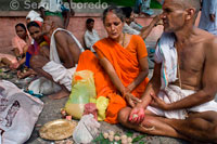 Temple Mahabodhi a Bodhgaya. els monjos budistes i els devots de tot el món Dilluns oferir oracions per la pau mundial en el venerat temple Mahabodhi a Bodh Gaya, considerat el bressol del budisme. Va ser aquí on el Buda va aconseguir la il · luminació de més de 2, fa 550 anys. Les oracions especials per la pau mundial es van organitzar per celebrar el començament d'una d'11 dies llarga cerimònia d'oració cantant al temple Mahabodhi, el santuari més sagrat en Bodh Gaya. "Els monjos budistes i els devots van pregar per un món lliure de terrorisme i pacífic per a tots els éssers vius, un funcionari del comitè de gestió Mahabodhi temple, va dir.