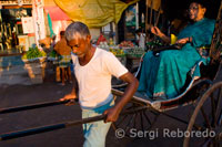 últimos días del rickshaw. Kolkata está decidido a pulir su imagen moderna y la prohibición de un potente símbolo del pasado colonial de la India. La estrategia de los conductores en Kolkata-los conductores de automóviles particulares y taxis y autobuses y las motos de tres ruedas cerrado utilizado como jitneys e incluso triciclos-es simple: Avanzar al mismo tiempo tocando la bocina. No hay son señales de alto que hablar. Para un visitante, las señales que dicen, en letras grandes; obedecer reglas del tráfico viene a través como un poco de humor negro. Durante una reciente estancia en Calcuta, el método que ideó para el cruce de las vías principales era esperar hasta que yo pudiera unirme a los peatones más de lo que imaginé un taxi estaba dispuesto a derribar. En las calles laterales estrecho conocido como los carriles, haciendo sonar fuerte es la señal que un taxi o incluso un pequeño camión está a punto de vuelta de la esquina y vienen velocidad por un espacio no significa para nada más ancha que una bicicleta. Pero de vez en cuando, durante un breve período de calma en las bocinas, yo oía el tintineo de una campana detrás de mí. Un estadounidense que ha visto demasiadas Hallmark especiales de Navidad puede a su vez alrededor de la mitad esperando ver a un par de caballos de tiro tirando de un trineo a través de bosques nevados. Pero lo que vino a la vista era un rickshaw. En vez de ser tirado por un caballo, fue arrastrado por un hombre-por lo general un flaco, desaliñado, el hombre descalzo que no se ven muy a la altura. Engancha alrededor de su dedo era una sola campana que sacudió continuamente; produciendo lo que es sin duda el sonido más benigna emanar de cualquier vehículo en Kolkata. 