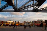 TransportBuses Pública son caóticos y pueden llegar terriblemente llena de gente. Una mejor opción es el lento, tranvías rodantes que rodean la ciudad e incluye paradas en el Parque de circo; Sealdah la estación de tren de Howrah. El sistema de metro subterráneo tiene suerte tomado algo de la congestión de las calles. La pista se corre la longitud de la ciudad, de la estación de tren de Dum Dum (norte) a Tollygunge (sur), con paradas en Kalighat, la calle del Parque, Explanada y Maidan. Es bien gestionada aunque a menudo lleno de gente (sobre todo durante las horas pico de la mañana y noche), con asientos separados para hombres y mujeres. Todavía hay una mano-rickshaws tirado sobre todo en áreas de mercado y otros en torno a Sudder la calle, aunque se habla de tiempo que les prohíbe por completo. Ciclo-rickshaws operan en algunas zonas fuera del centro de la ciudad. Auto-rickshaws (triciclos motorizados) operan a corto (a menudo fijo) viajes en las zonas de la ciudad (no en el centro) y son más baratos que los taxis; acordar el precio antes de hacer zoom de distancia y buscar el asesoramiento de los locales en cuanto a lo que usted debe pagar antes de llegar in taxis. Los taxis funcionan las 24 horas, los conductores de taxi Calcuta se encuentran entre los más fáciles de tratar en la India y casi siempre puesto en el metro (si no, preguntar). El conductor debe producir una tabla al final del viaje para convertir la muestra en los más antiguos metros de pago actual - edad metros son cuatro veces la cantidad, los más nuevos son el doble. Basta con tomar un taxi en la calle o pedir uno en su hotel.Car de alquiler Alquilar un coche con conductor puede obtenerse a través de hoteles o agencias de viajes, sino que es una locura tratar de conducir usted mismo a menos que tengas una sólida experiencia aquí. Como la fiabilidad de las empresas de alquiler de coches tiende a cambiar en Kolkata, lo mejor es pedir consejo hasta a última hora de su hotel, la oficina de turismo, o una agencia de viajes de confianza