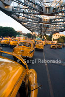 El taxi és una de les icones que representen uns pocs nostàlgics Calcuta. Innombrables gires d'amor; moltes visites turístiques per la ciutat de l'alegria ha estat en aquests taxis. Després de sobreviure a moltes rondes de canvi d'imatge, com els tramvies i els rickshaws, amenaça toc de campana dels taxis també. Uns 35; 000 taxis capes en aquests carrers cada dia, transportant almenys tres passatgers lakh. No obstant això, els propietaris diuen que el seu negoci està en el seu punt més baix. Gràcies a la suposada allau de vehicles de transport privat i motocarros. "Abans hi ha exemples on els amos d'ampliar la seva flota d'un sol taxi a 20 taxis. Avui dia és tot el contrari. Els propietaris de 20 taxis estan tot just arribant a mantenir dues", va dir SK Guha, President de l'Associació de Taxistes de Bengala a Calcuta servei de taxi es va iniciar fa cent anys que han estat immortalitzats en moltes pel · lícules de directors com Satyajit Ray i Aparna Sen .. . llarg dels anys taxis evolucionat a través de models diferents per descansar per fi amb l'Ambaixador de vells temps. Però ara, igual que la Amby, aquests taxis grocs estan perdent ràpidament a nous nois de la quadra ".