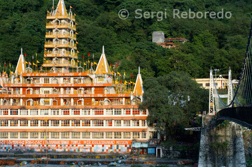 ÍNDIA CREUANT EL RIU GANGES Trayanbakshwar TempleShri Trayanbakshwar temple va ser construït per l'organització de la Kailashanand Gurú. Rishikesh és una ciutat santa pels hindús situat en els contraforts de l'Himàlaia al nord de l'Índia a l'estat indi de Uttaranchal. Rishikesh és també coneguda com 'terra dels Rishi.